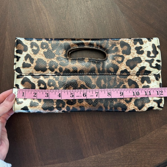 New with tags Le Chateau patent Leopard print Clutch - Picture 4 of 5